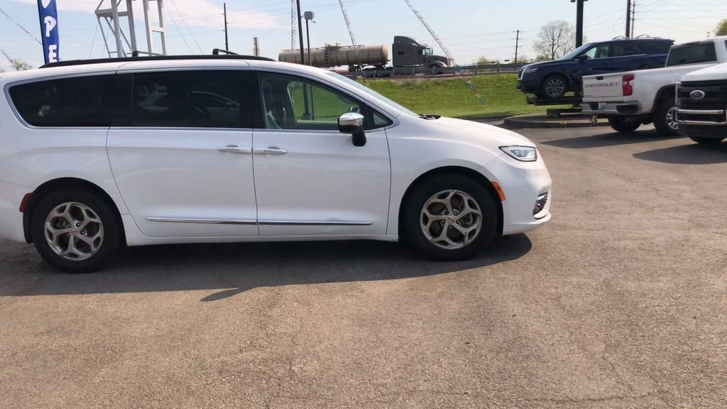 Used 2023 Chrysler Pacifica Limited FWD image 9