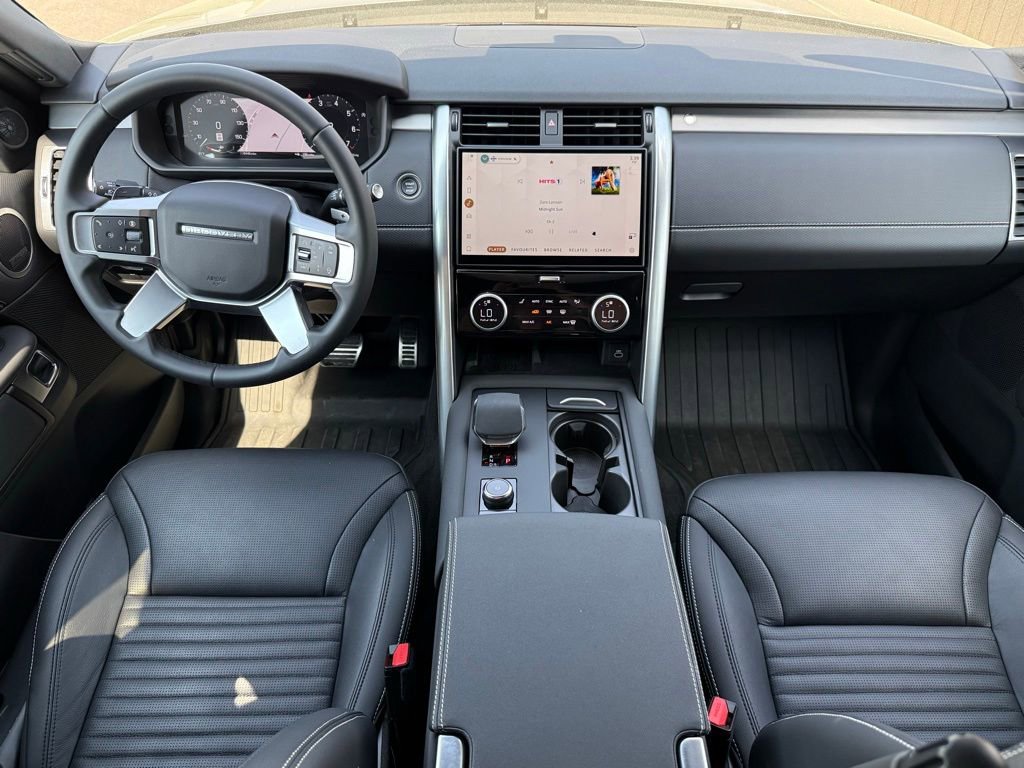 Certified 2025 Land Rover Discovery Dynamic SE image 17