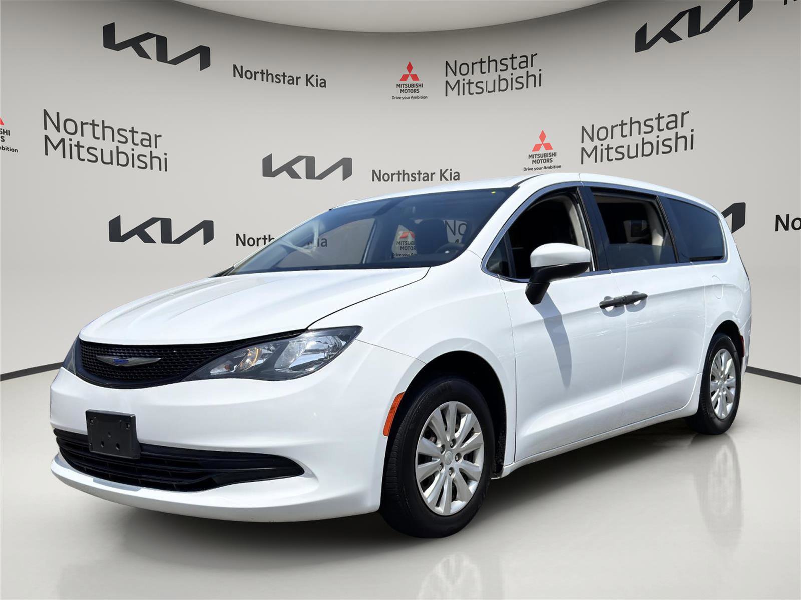 Used 2020 Chrysler Voyager L image 1