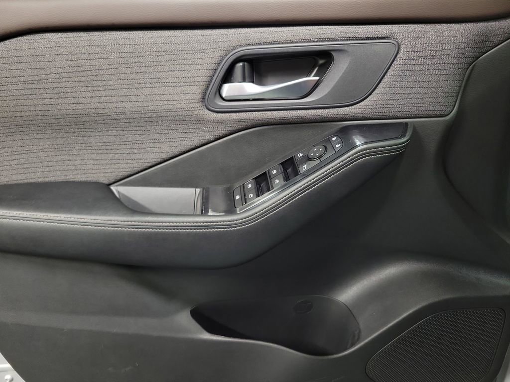 Used 2023 Nissan Rogue SV image 21