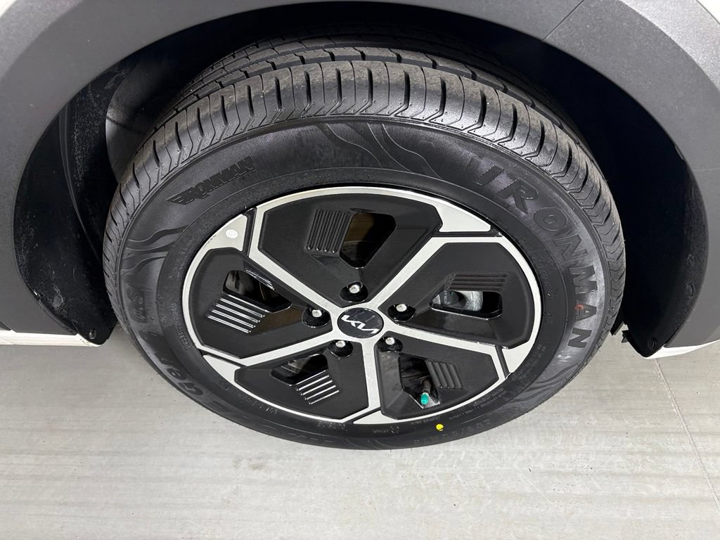 Used 2024 Kia Niro EX FWD image 11