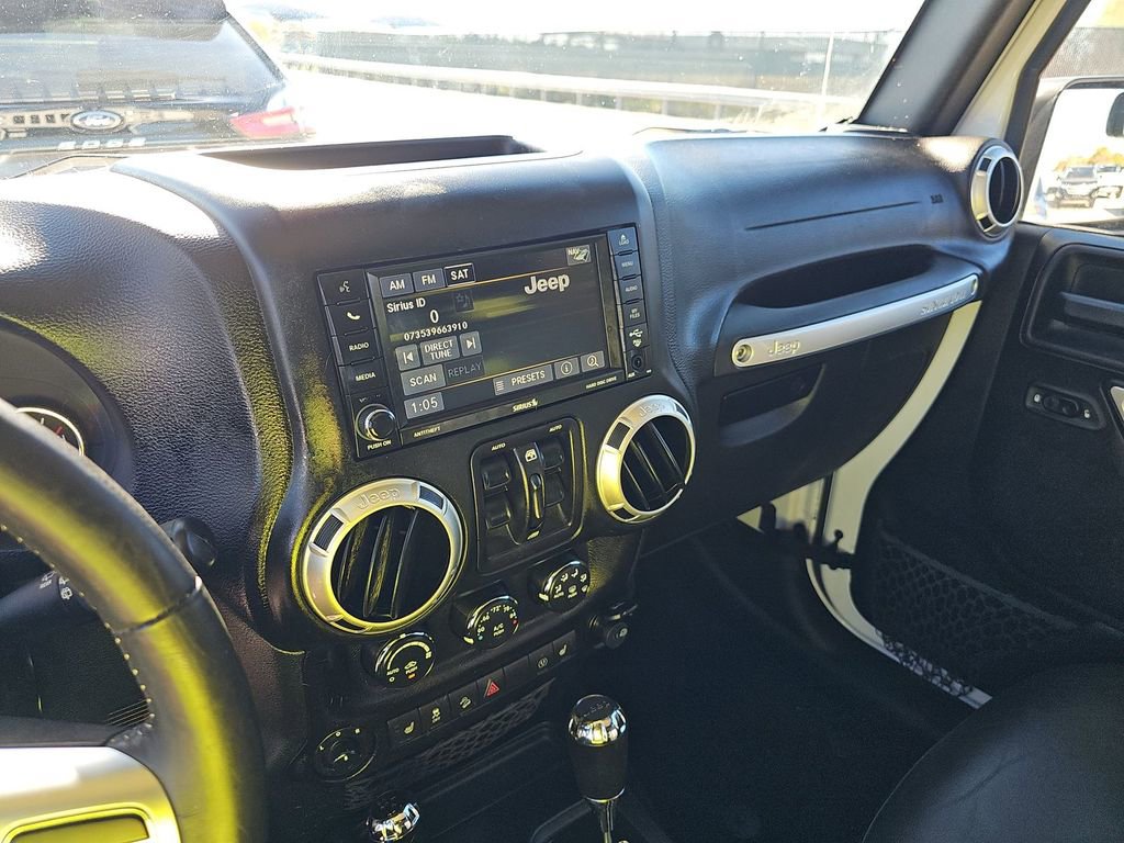 Used 2016 Jeep Wrangler Unlimited Rubicon image 13