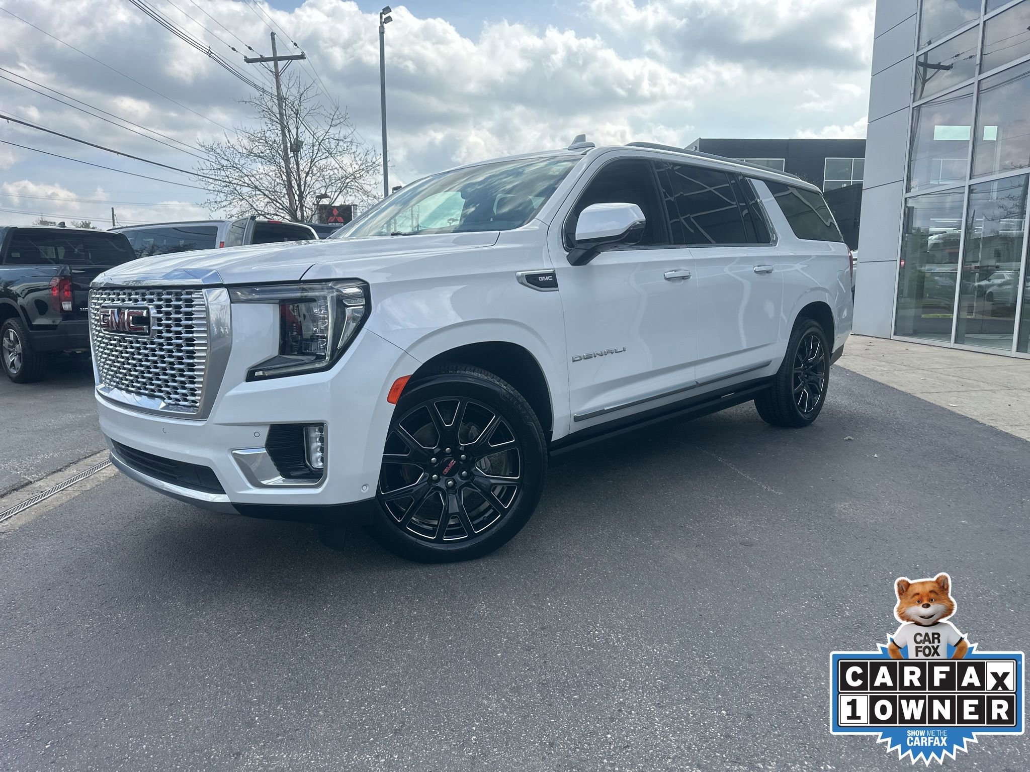 Used 2023 GMC Yukon XL Denali w/ Advanced Technology Package image 1