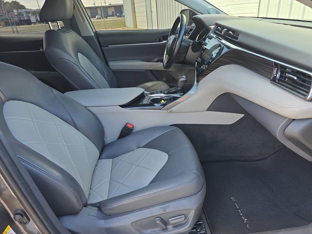 Used 2019 Toyota Camry XLE w/ Navigation Package image 10