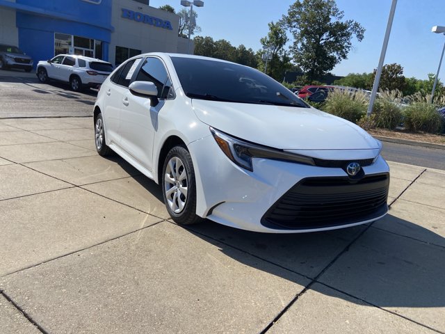 Used 2025 Toyota Corolla LE FWD image 2