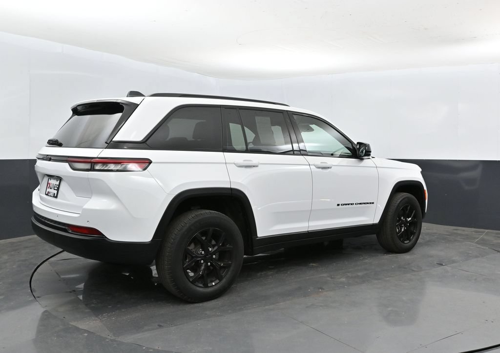 Used 2025 Jeep Grand Cherokee Altitude AWD/4WD image 4