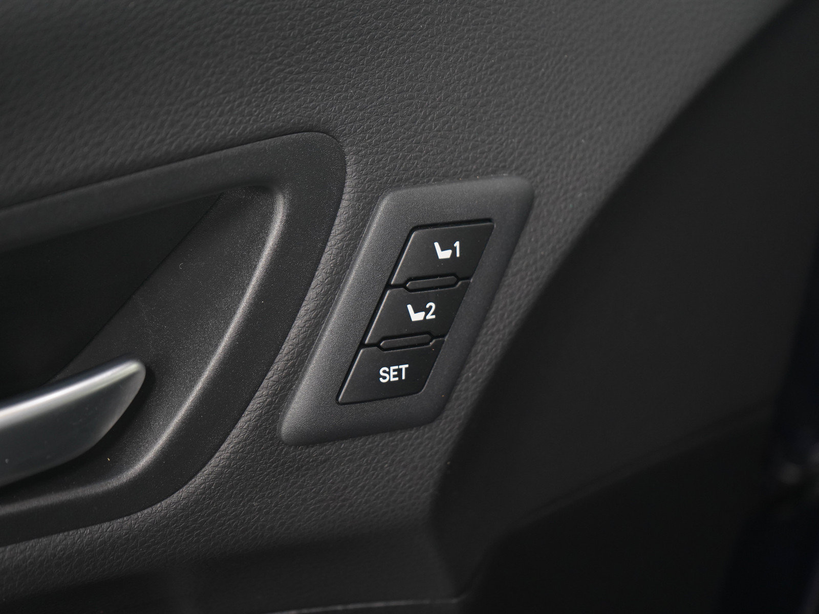 Used 2025 Toyota Sienna Platinum AWD/4WD image 30