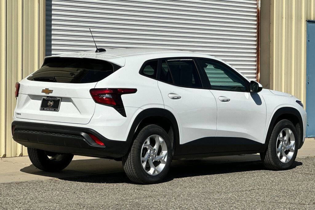 Used 2024 Chevrolet Trax LS w/ LS Convenience Package image 6
