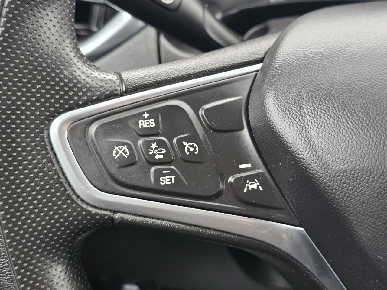 Used 2022 Chevrolet Equinox LT w/ LPO, Floor Liner Package image 24