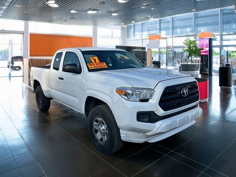 Used 2017 Toyota Tacoma SR image 4