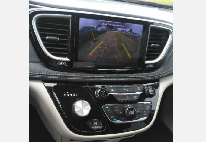 Used 2023 Chrysler Pacifica Touring-L FWD image 3