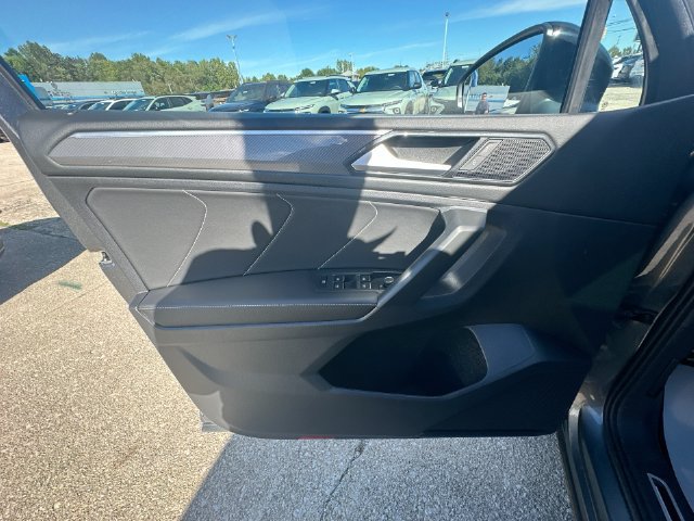 Used 2023 Volkswagen Tiguan SE R-Line AWD/4WD image 33