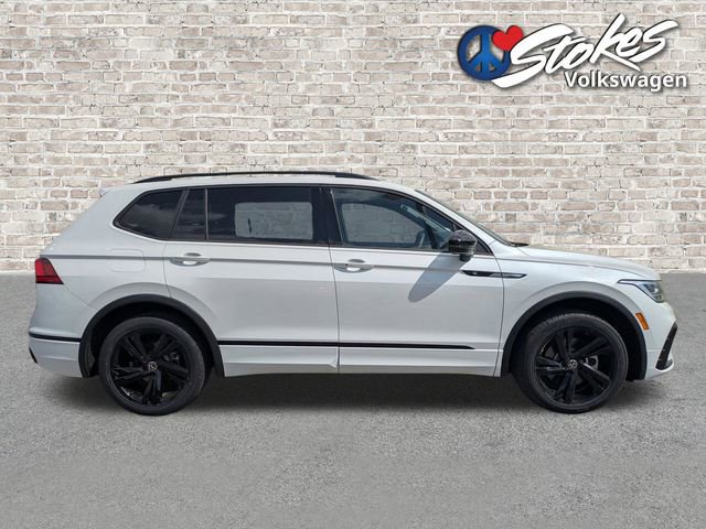 Certified 2023 Volkswagen Tiguan SE R-Line image 3