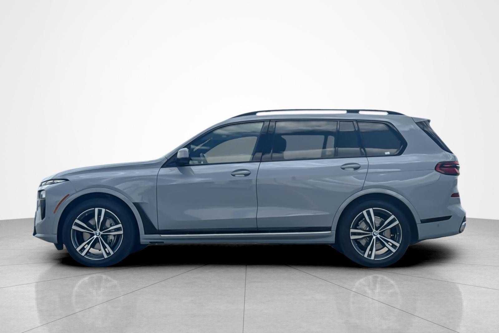 Used 2023 BMW X7 xDrive40i w/ M Sport Package AWD/4WD image 2