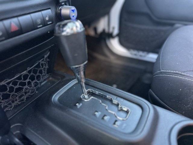 Used 2015 Jeep Wrangler Unlimited Sahara w/ Connectivity Group image 15