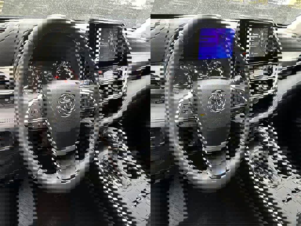 Used 2023 Toyota Highlander XLE image 13