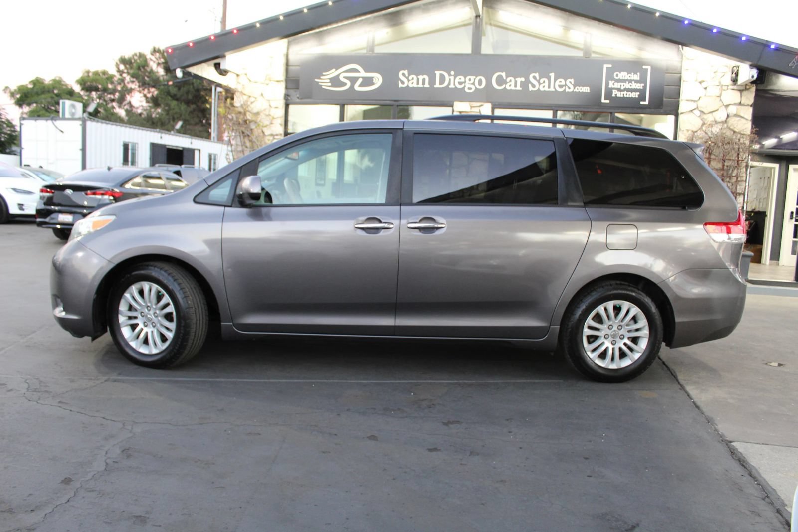 Used 2013 Toyota Sienna XLE FWD image 2