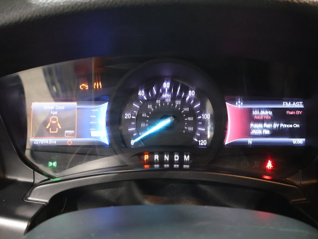 Used 2017 Ford Expedition XLT w/ Equipment Group 202A AWD/4WD image 37