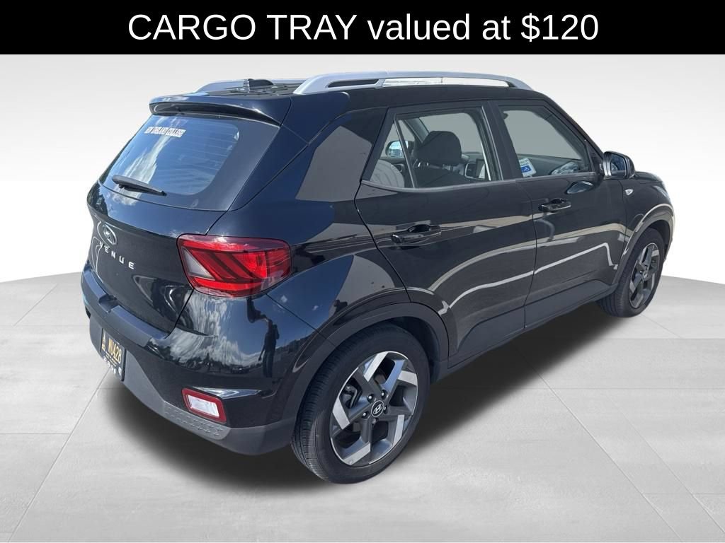Used 2024 Hyundai Venue SEL FWD image 3