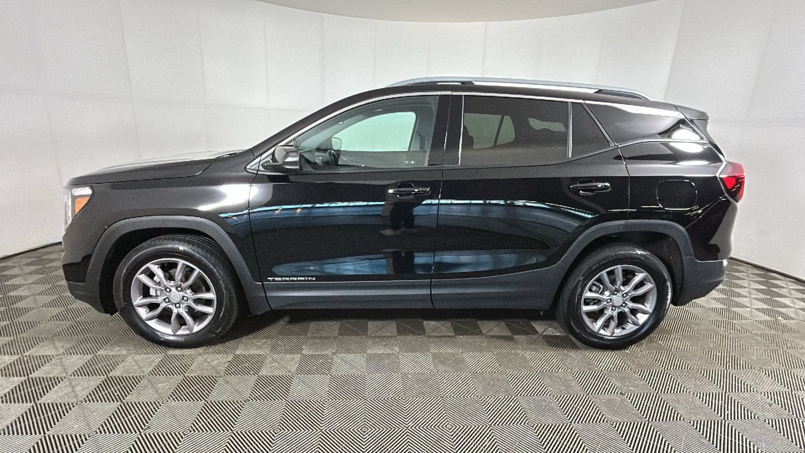 Used 2024 GMC Terrain SLT AWD/4WD image 7