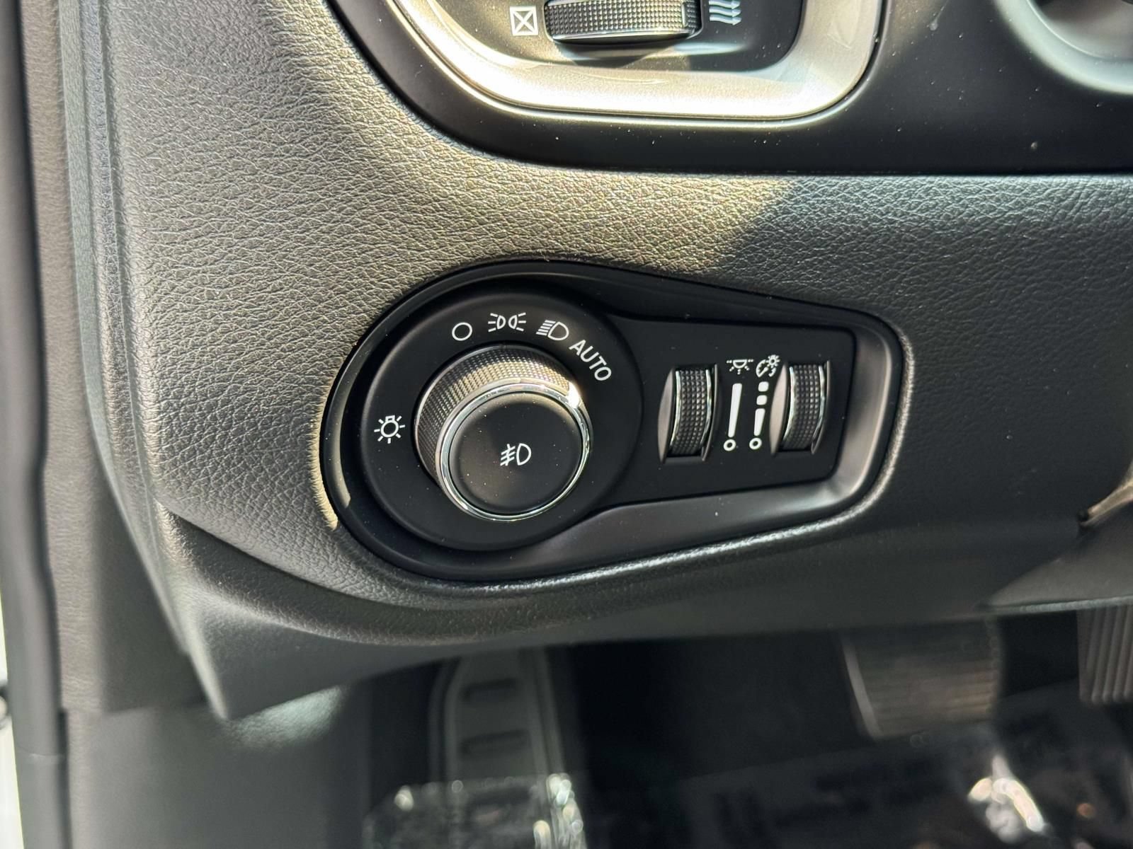 Used 2023 Jeep Renegade Limited AWD/4WD image 16