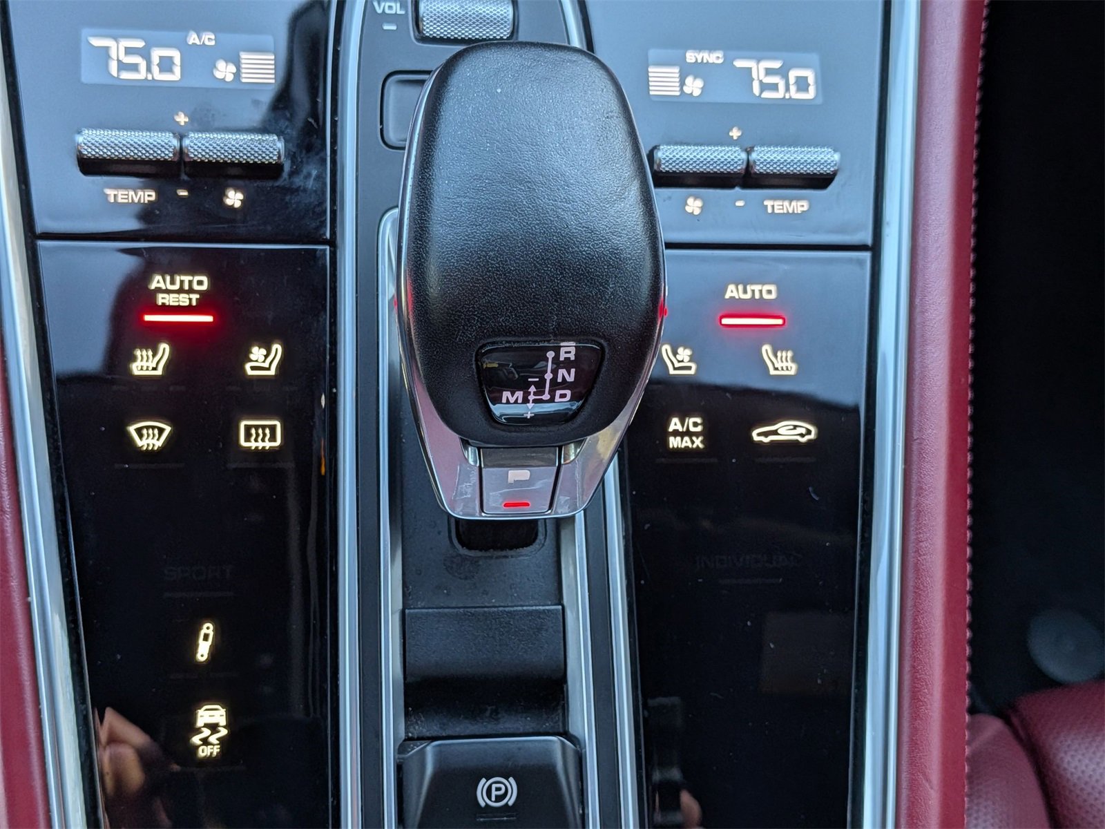 Used 2018 Porsche Panamera image 25