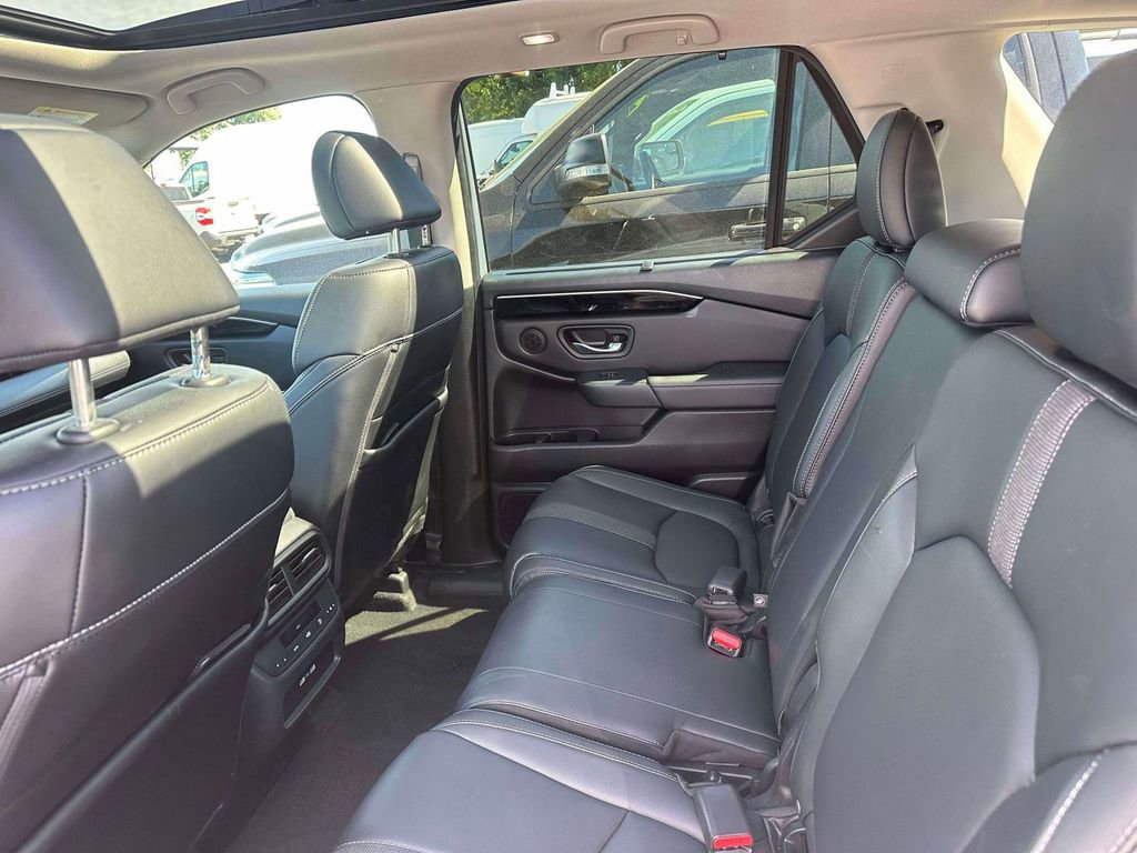 Used 2023 Honda Pilot Touring image 9