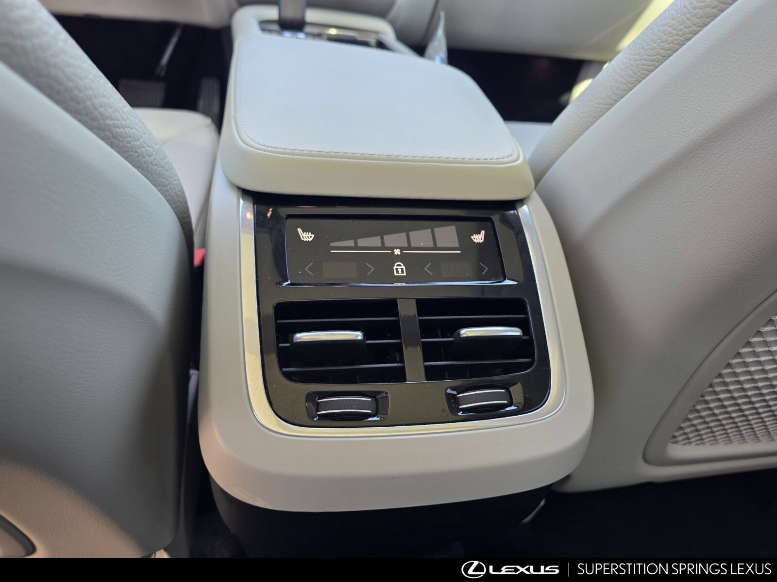 Used 2024 Volvo XC90 B6 Core w/ Protection Package Premier AWD/4WD image 28