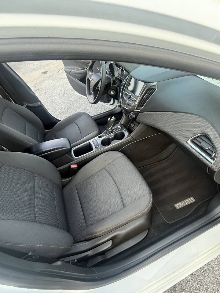 Used 2019 Chevrolet Cruze LS w/ LS Convenience Package FWD image 13