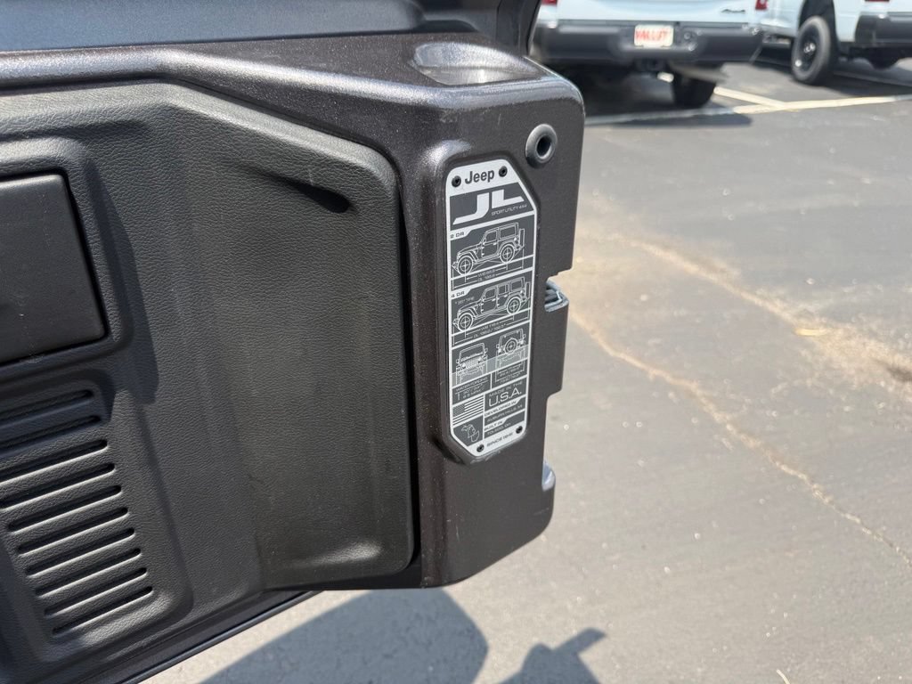 Used 2025 Jeep Wrangler Unlimited Sahara AWD/4WD image 55