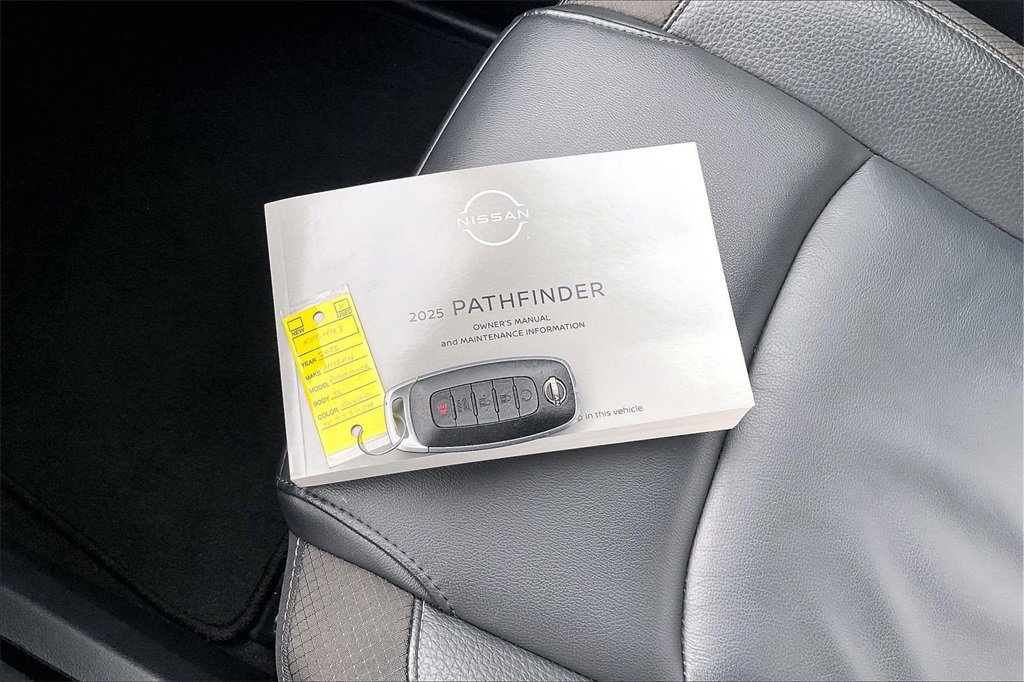 Used 2025 Nissan Pathfinder SL image 11