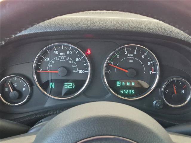 Used 2014 Jeep Wrangler Unlimited Rubicon w/ Connectivity Group AWD/4WD image 11
