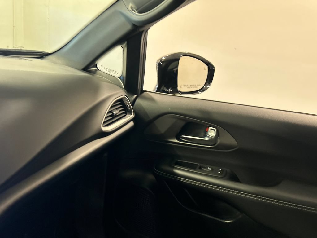 Used 2025 Chrysler Pacifica Select FWD image 26