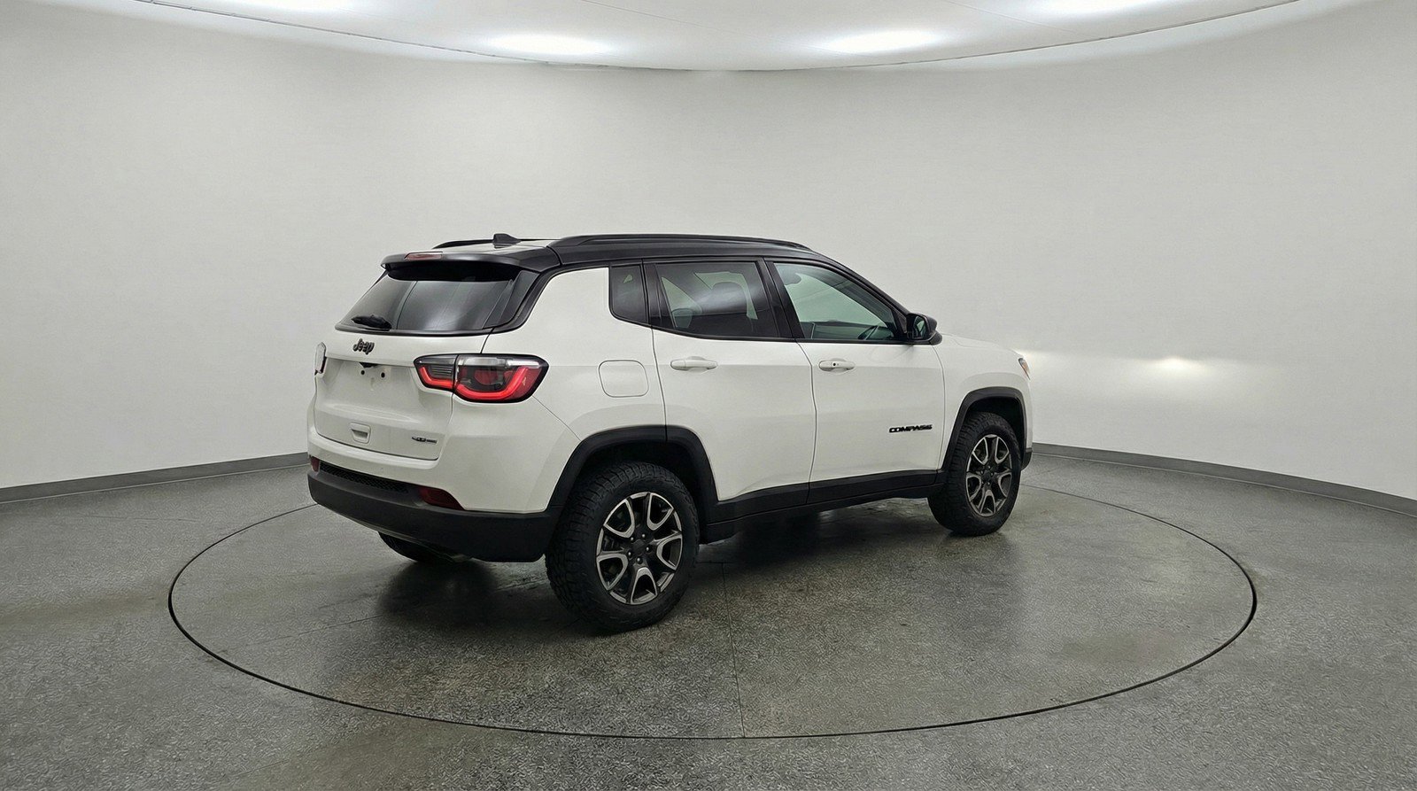 Used 2025 Jeep Compass Trailhawk AWD/4WD image 9