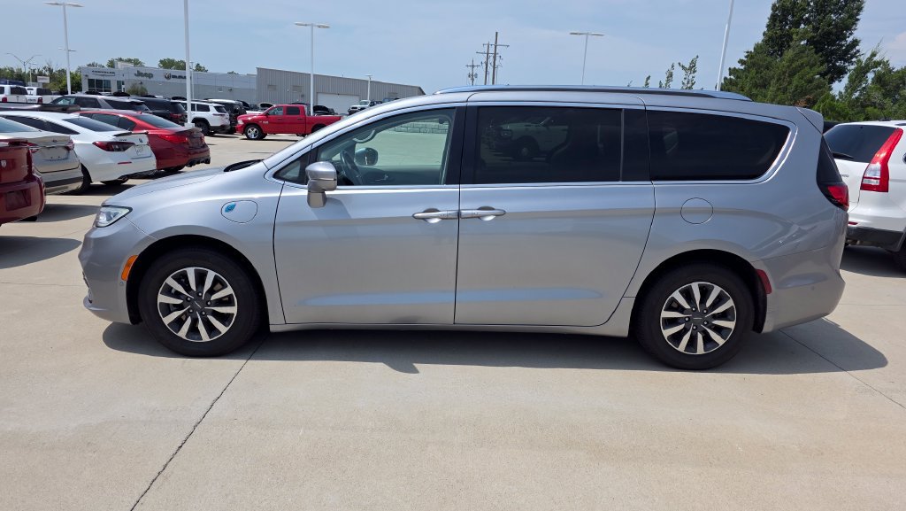 Used 2021 Chrysler Pacifica Touring-L FWD image 2