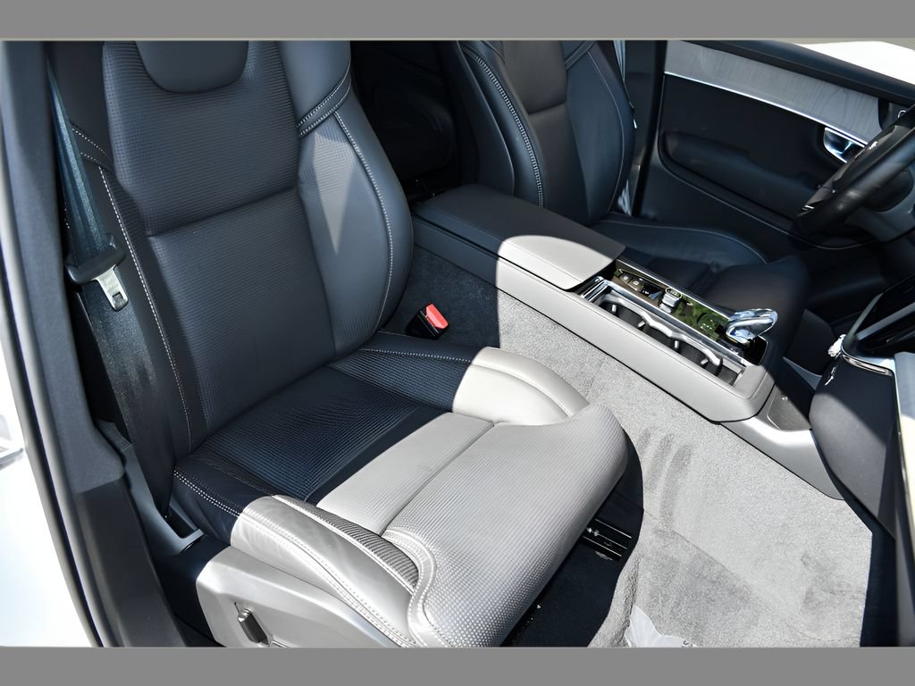 Used 2025 Volvo XC90 B6 Ultra AWD/4WD image 32