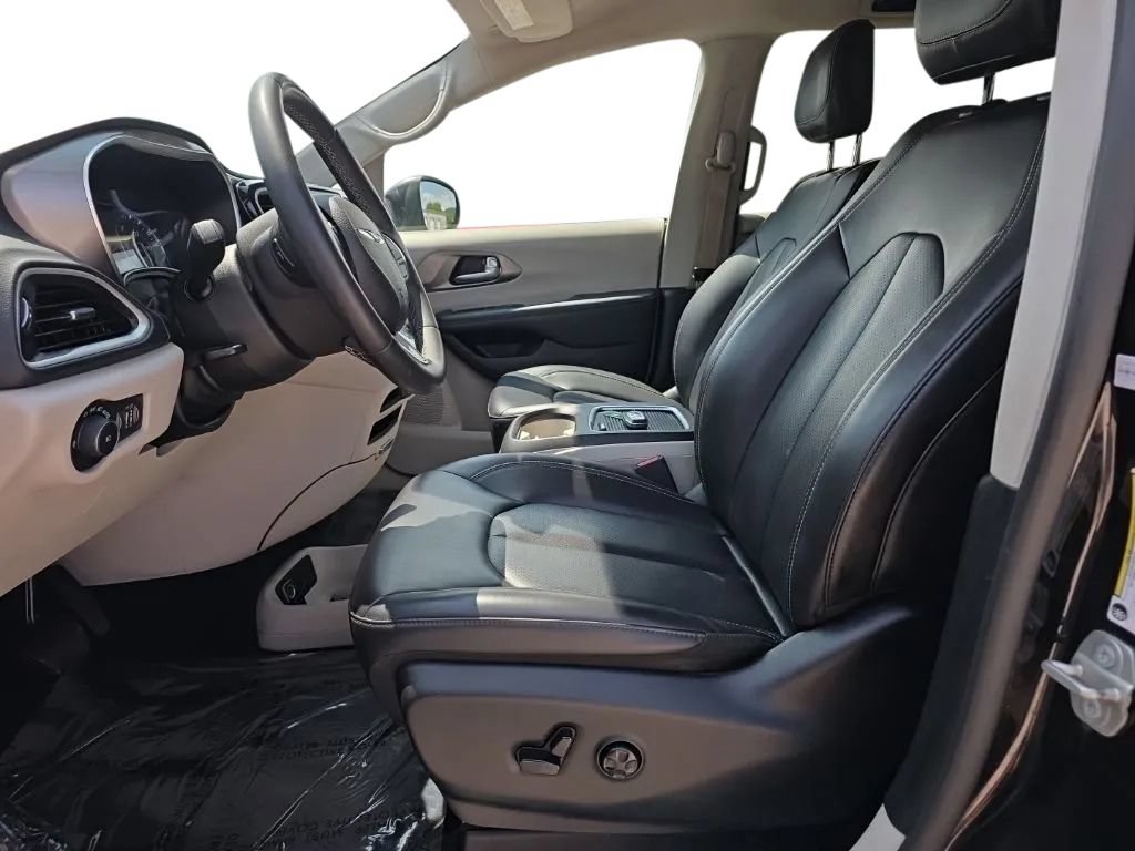 Used 2023 Chrysler Pacifica Touring-L FWD image 15