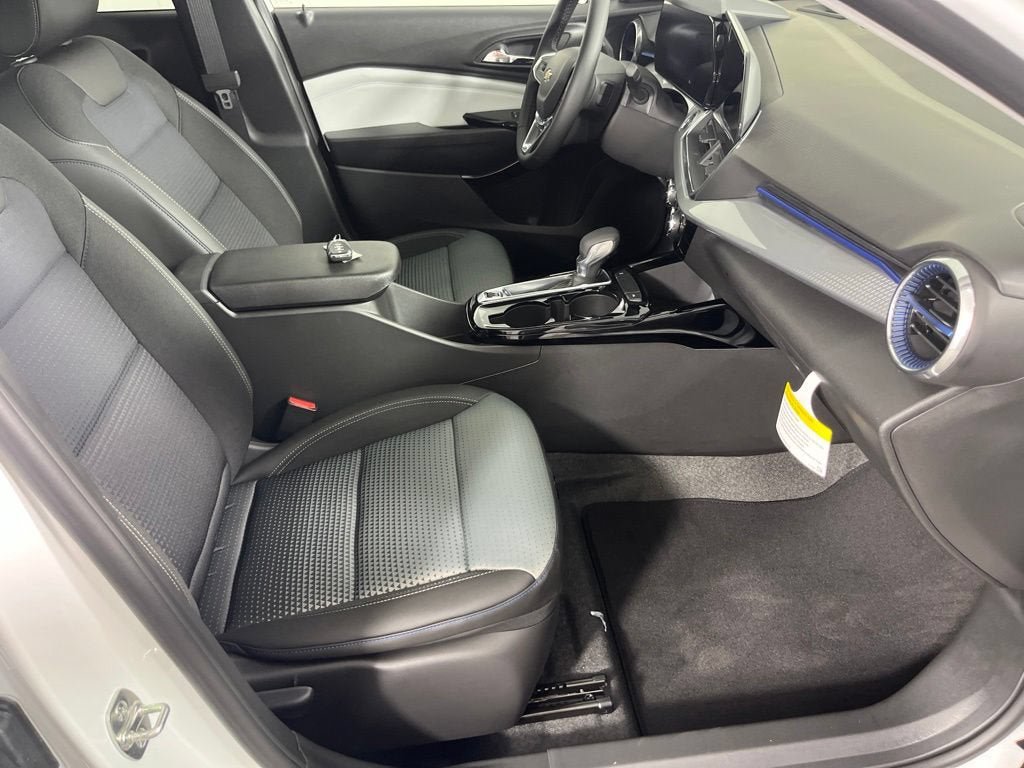 New 2026 Chevrolet Trax LT w/ LT Convenience Package FWD image 4
