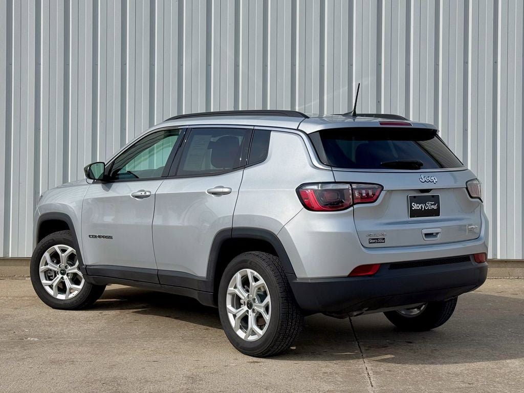 Used 2025 Jeep Compass Latitude AWD/4WD image 4