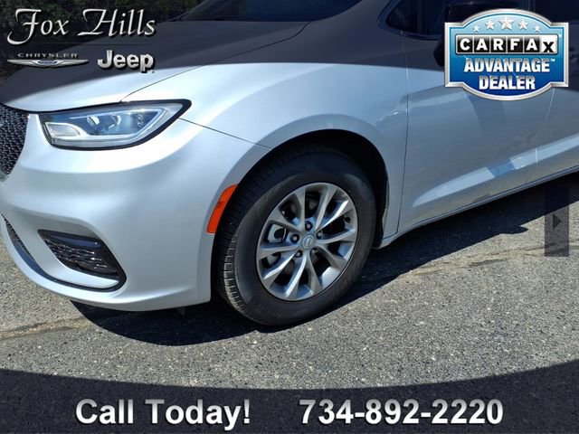 Used 2026 Chrysler Pacifica Limited FWD image 5