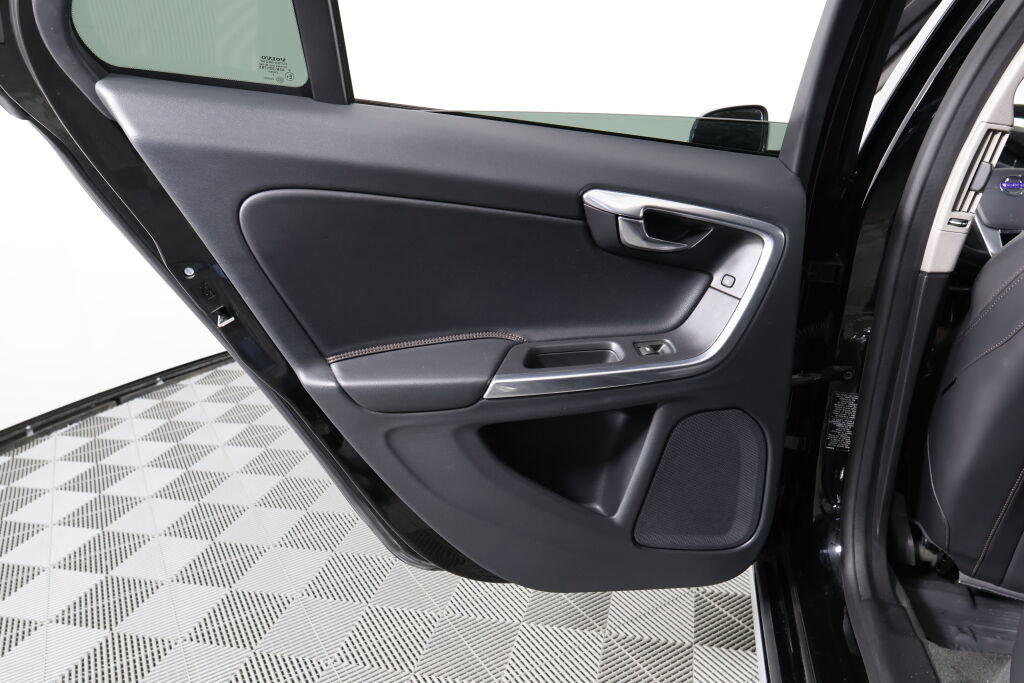 Used 2016 Volvo V60 T5 Cross Country Platinum image 16