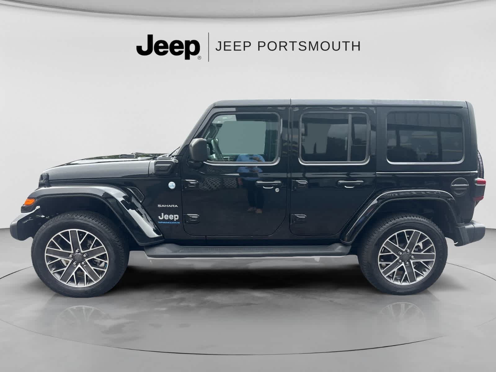 Used 2023 Jeep Wrangler Unlimited Sahara w/ Cold Weather Group AWD/4WD image 4