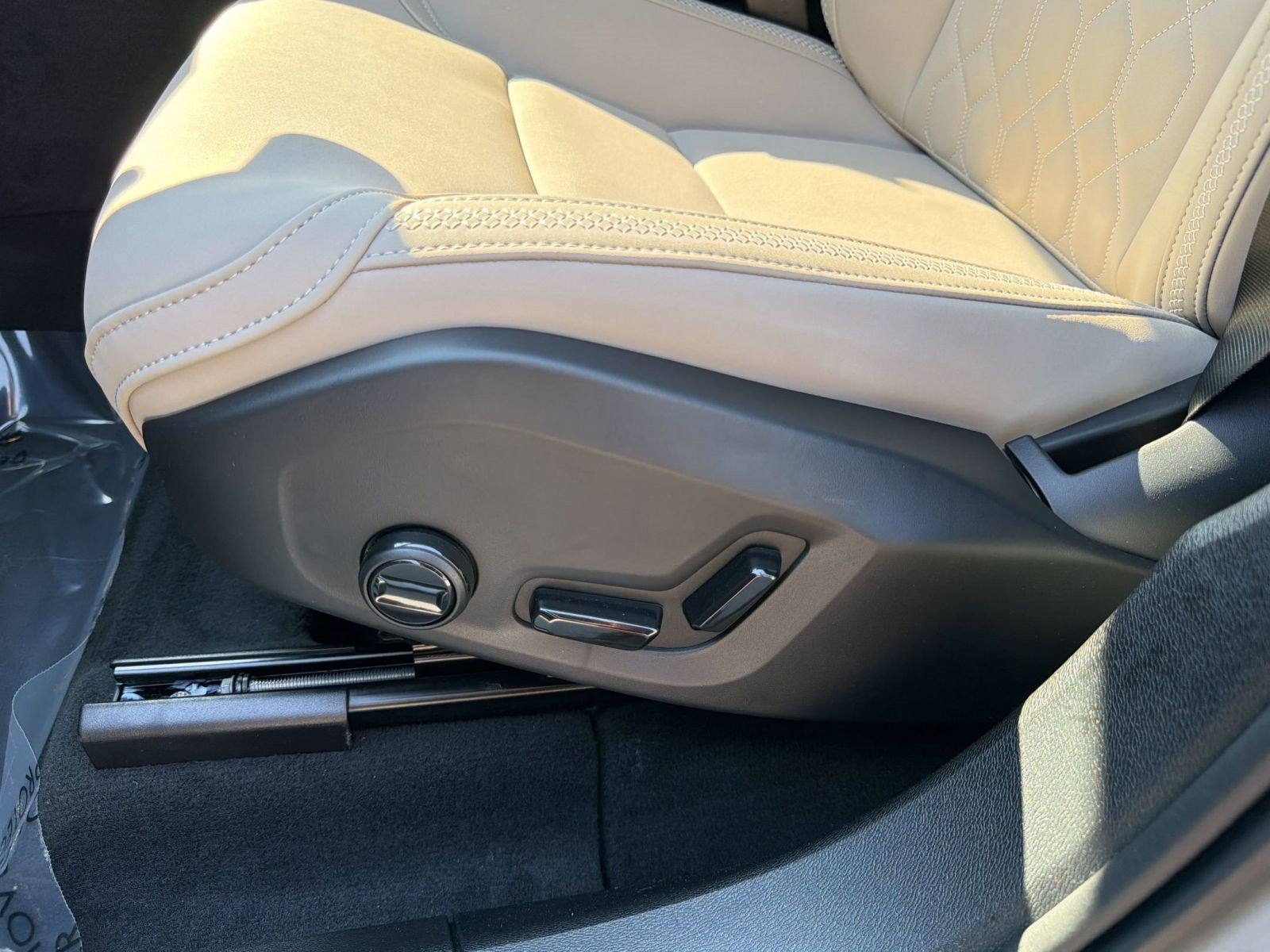 New 2026 Volvo XC60 T8 Plus w/ Climate Package AWD/4WD image 14