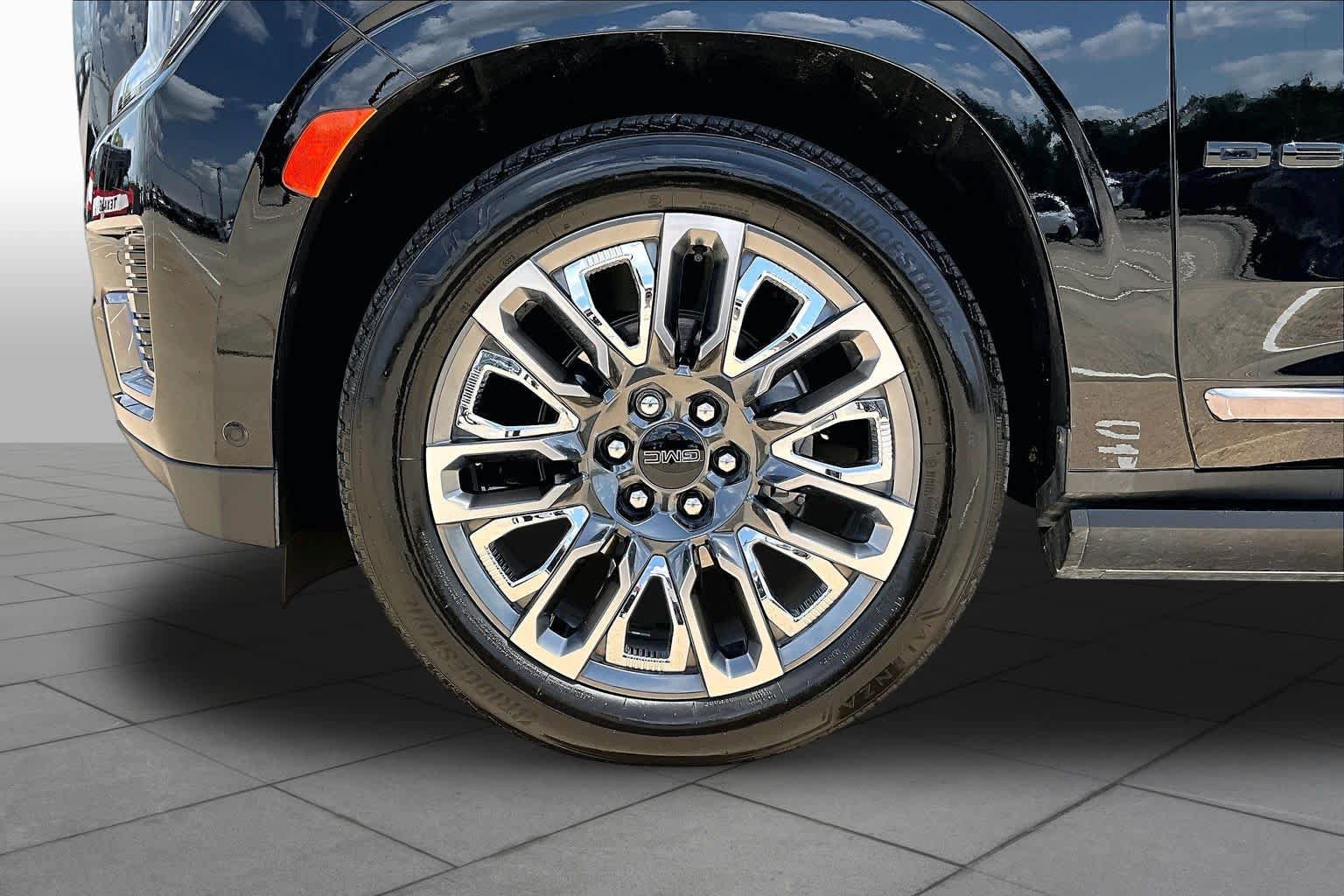 Used 2024 GMC Yukon XL Denali Ultimate AWD/4WD image 11