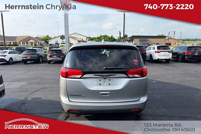 Used 2018 Chrysler Pacifica Touring Plus w/ S Appearance Package FWD image 32