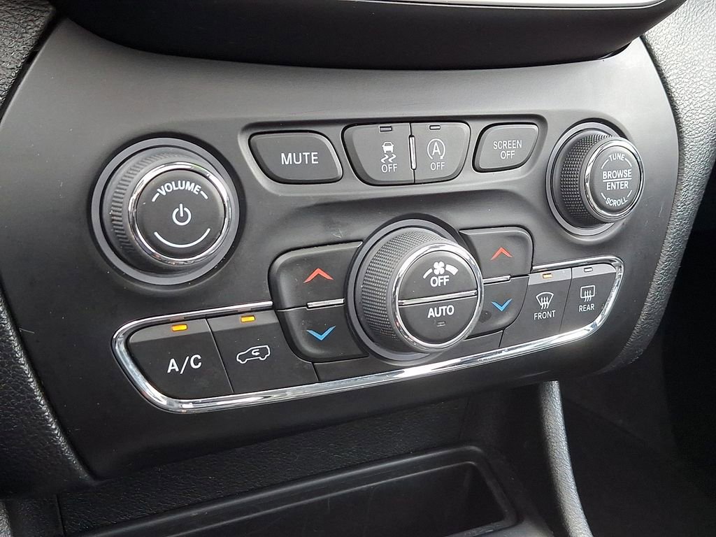 Used 2022 Jeep Cherokee Latitude Lux w/ Sun & Sound Group image 16