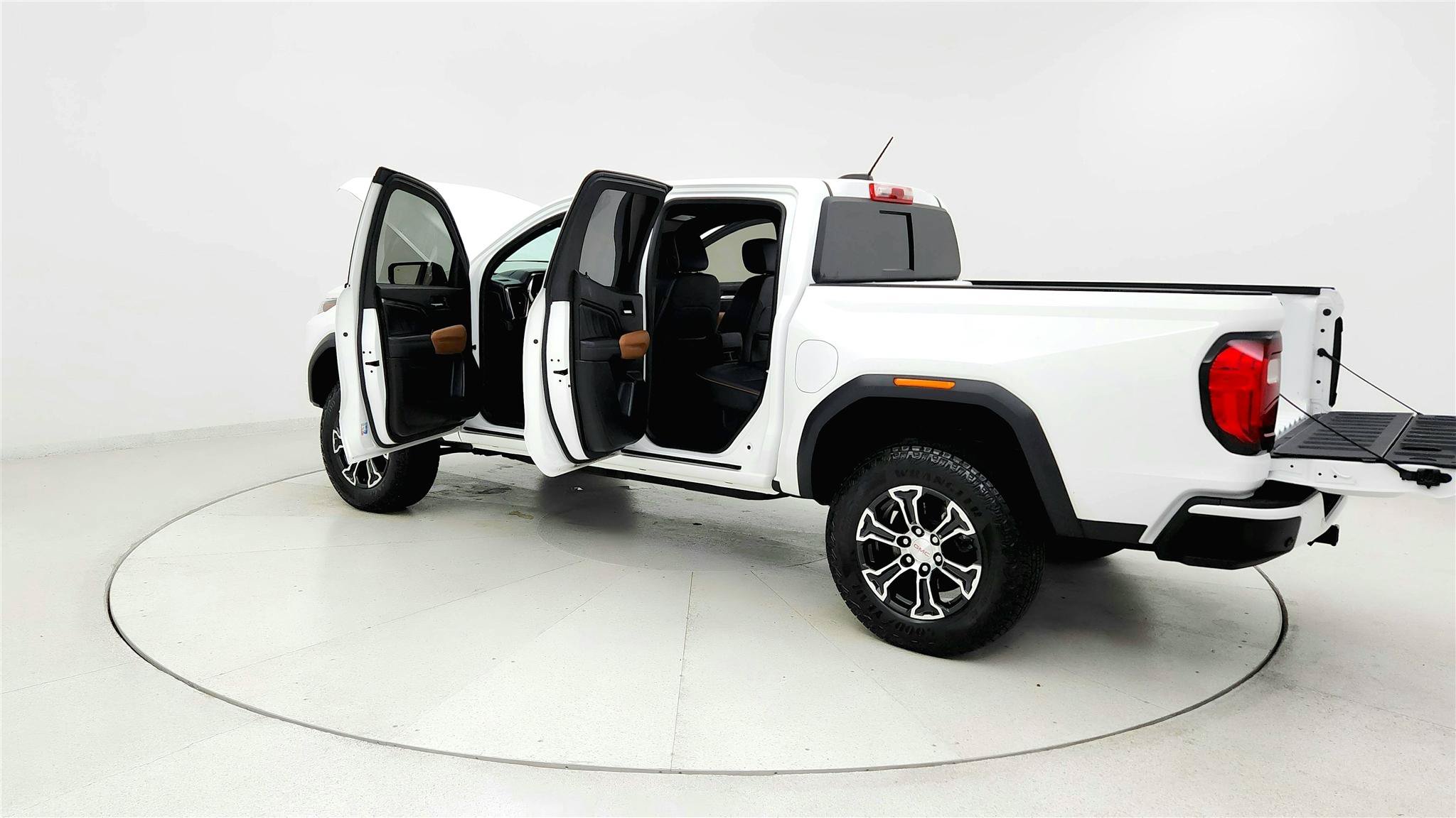 Used 2024 GMC Canyon AT4 w/ AT4 Premium Package AWD/4WD image 10