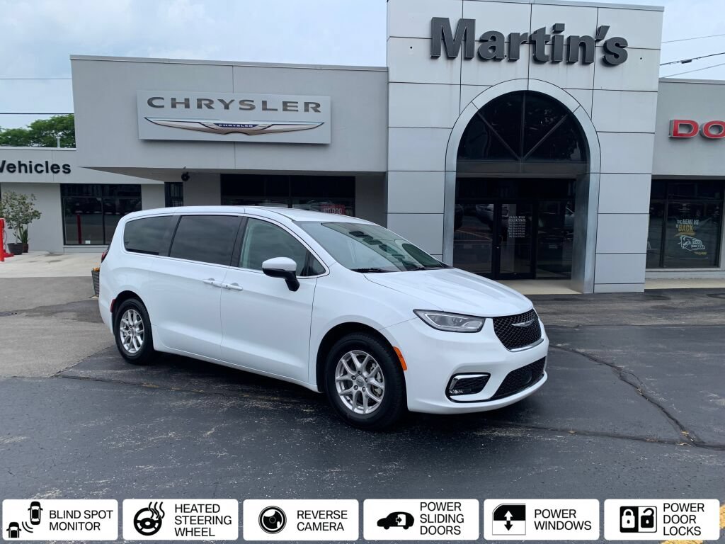 Used 2023 Chrysler Pacifica Touring-L FWD image 1