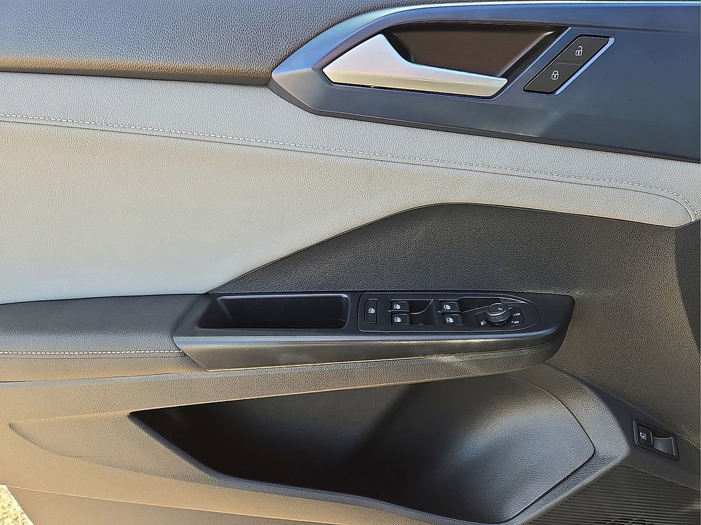 Used 2024 Volkswagen Taos SE image 19