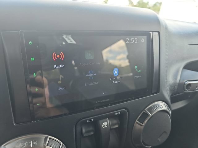 Used 2018 Jeep Wrangler Sahara AWD/4WD image 18